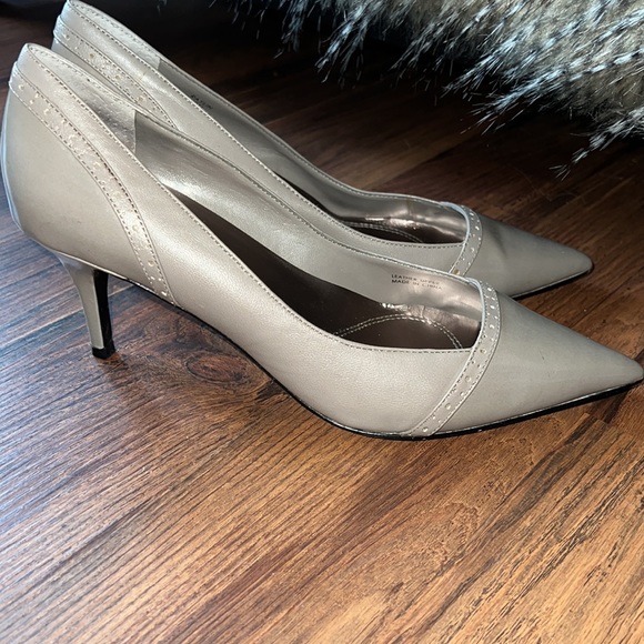 Tahari Womens Size 10 Taupe Heels 👠 - Picture 2 of 14